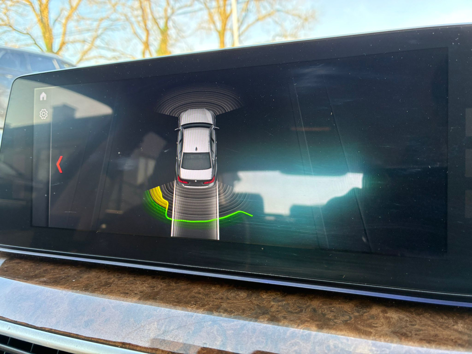 2017 BMW 5 Series - image 10