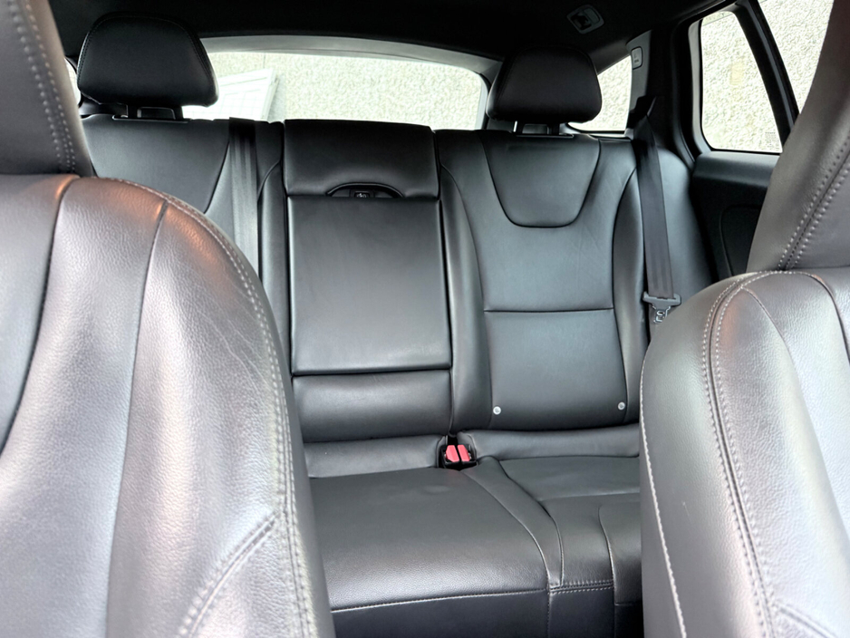 2016 Volvo V60 - image 18