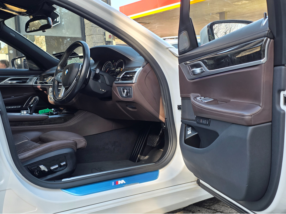 2017 BMW 7 Series - image 16