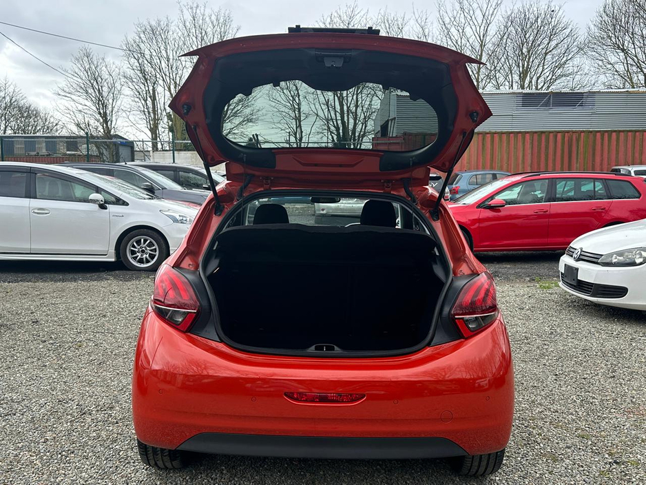 2017 Peugeot 208 - image 9