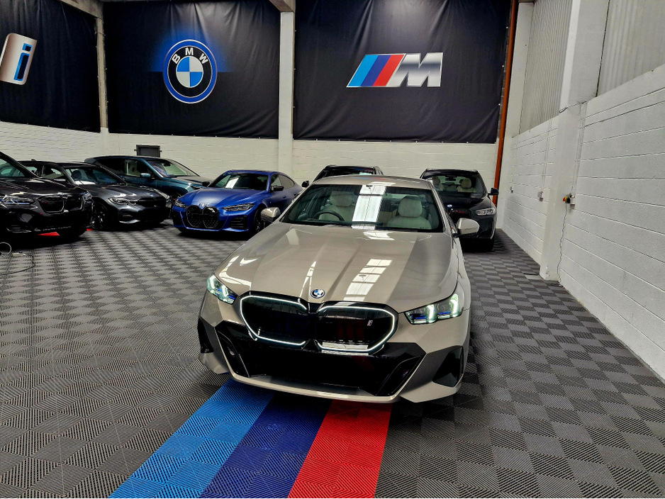 2025 BMW i5 - image 5