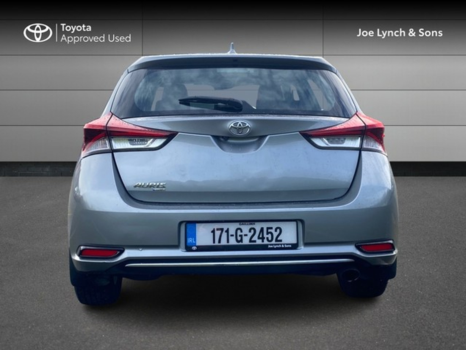 2017 Toyota Auris - image 4