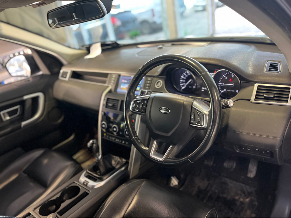 2015 Land Rover Discovery - image 12