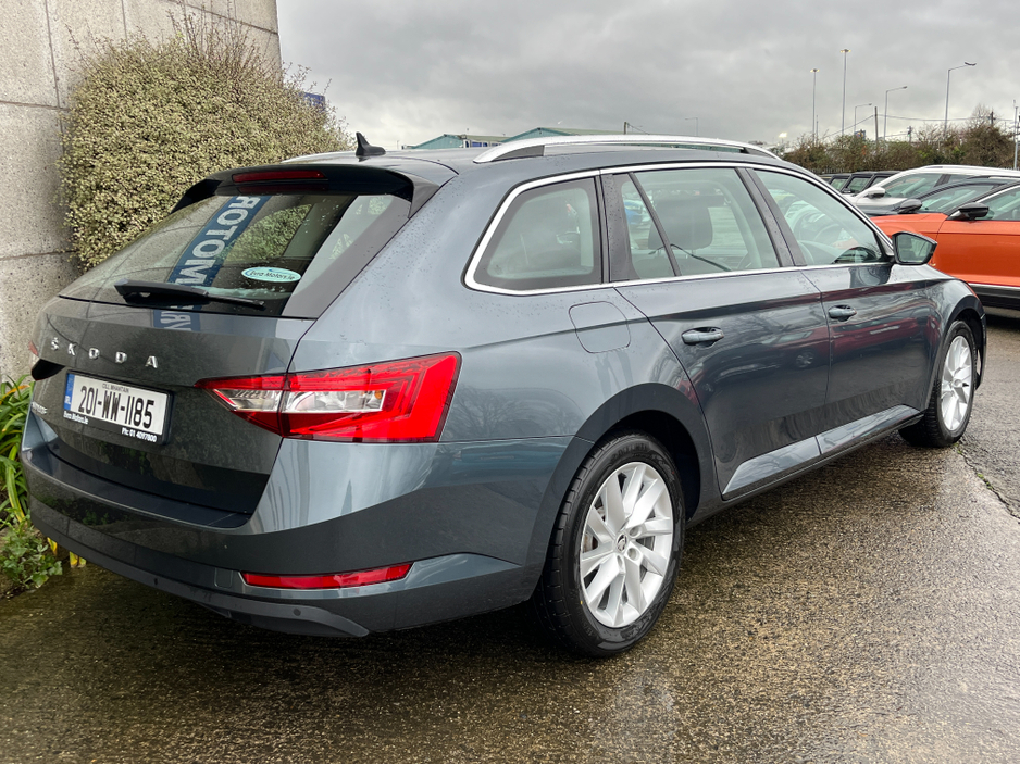 2020 Skoda Superb - image 4