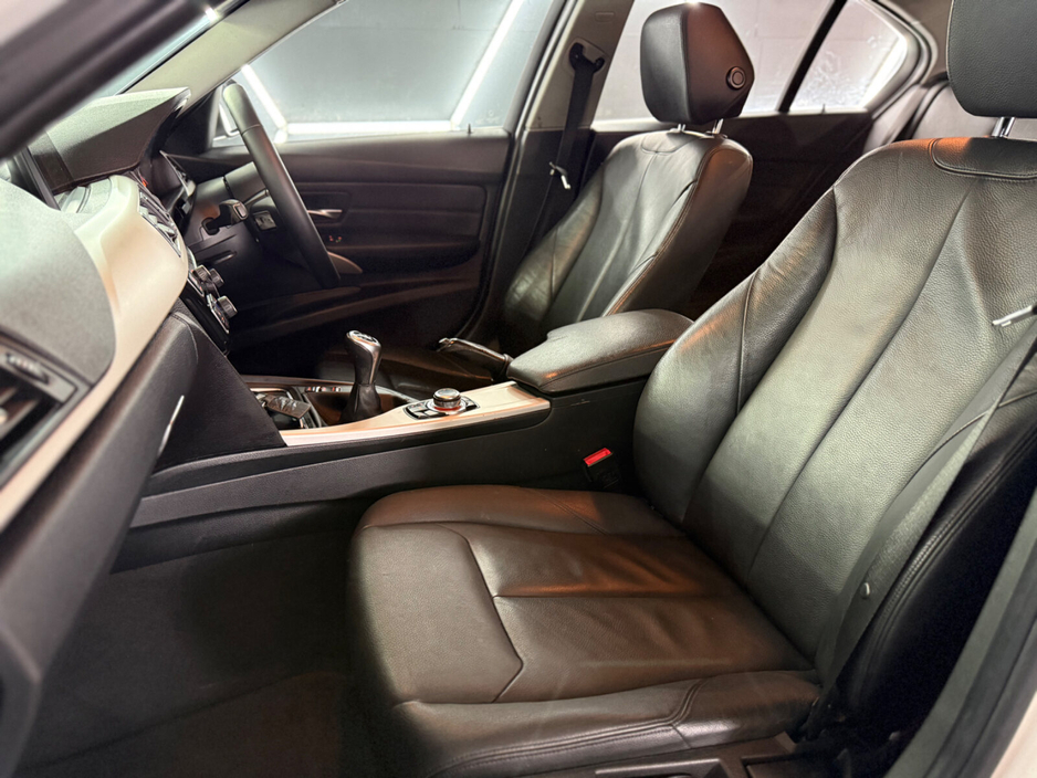 2016 BMW 3 Series - image 18