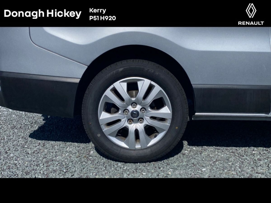 2023 Renault Trafic - image 8