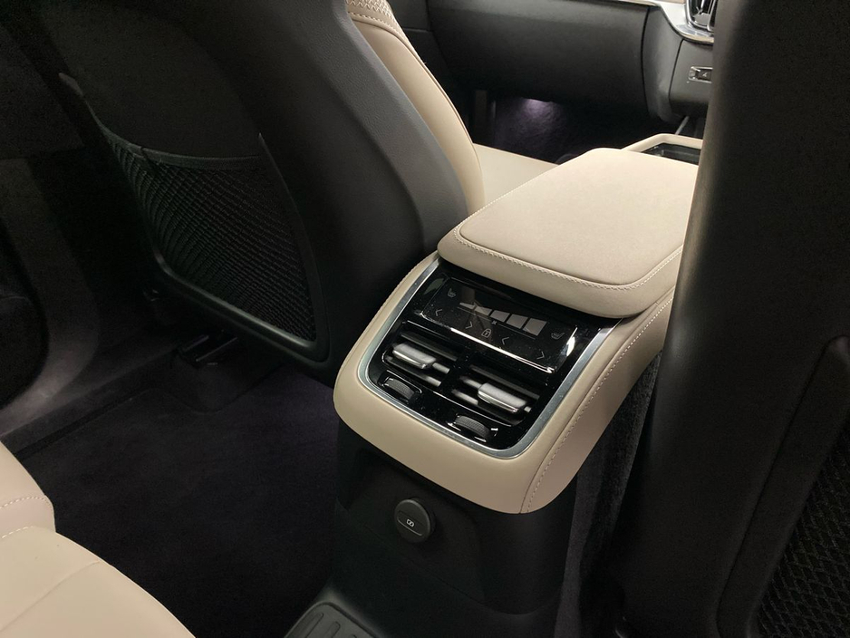 2025 Volvo XC90 - image 16