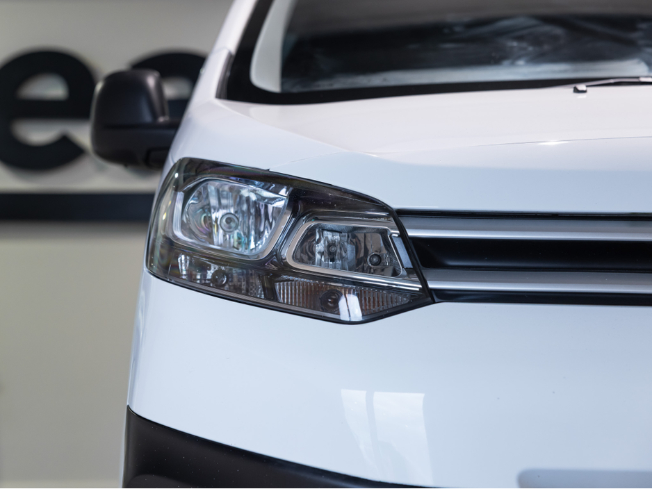 2017 Citroen Dispatch - image 8