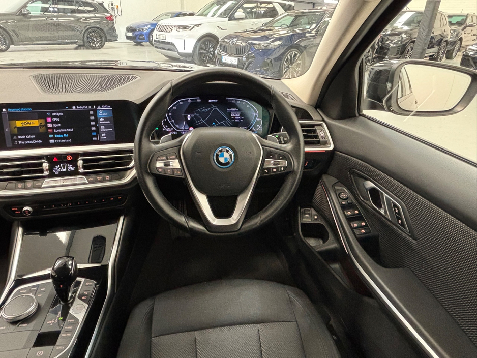 2022 BMW 3 Series - image 13