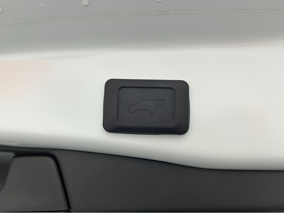 2025 Toyota Rav4 - image 9