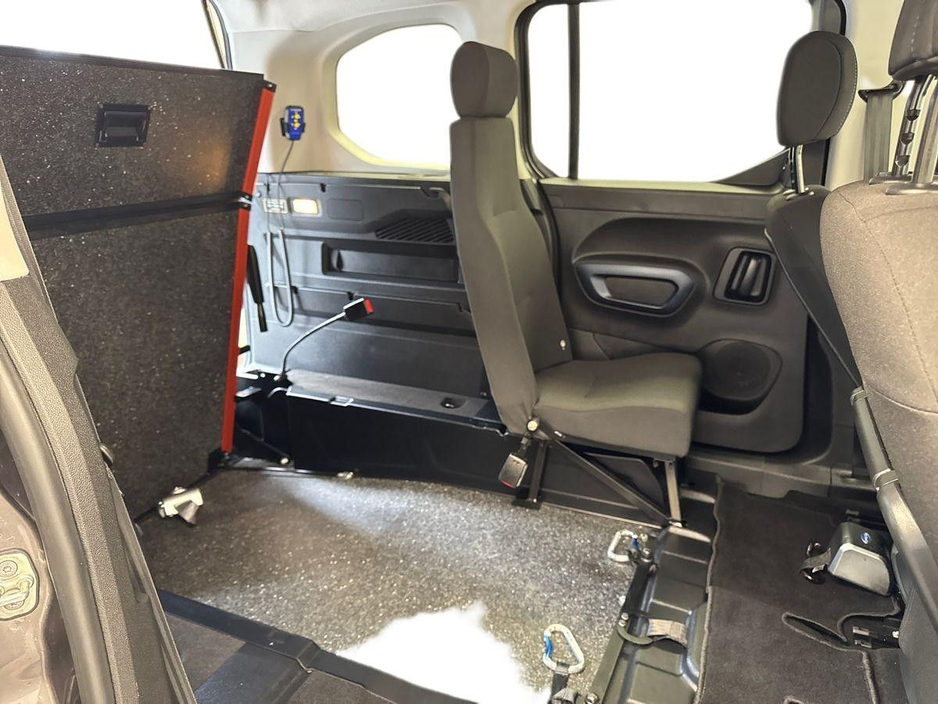 2023 Peugeot Rifter - image 10