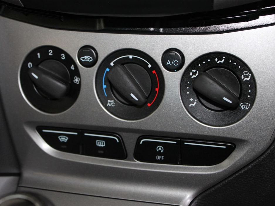 2014 Ford Focus - image 19