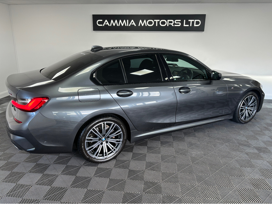 2021 BMW 3 Series - image 4