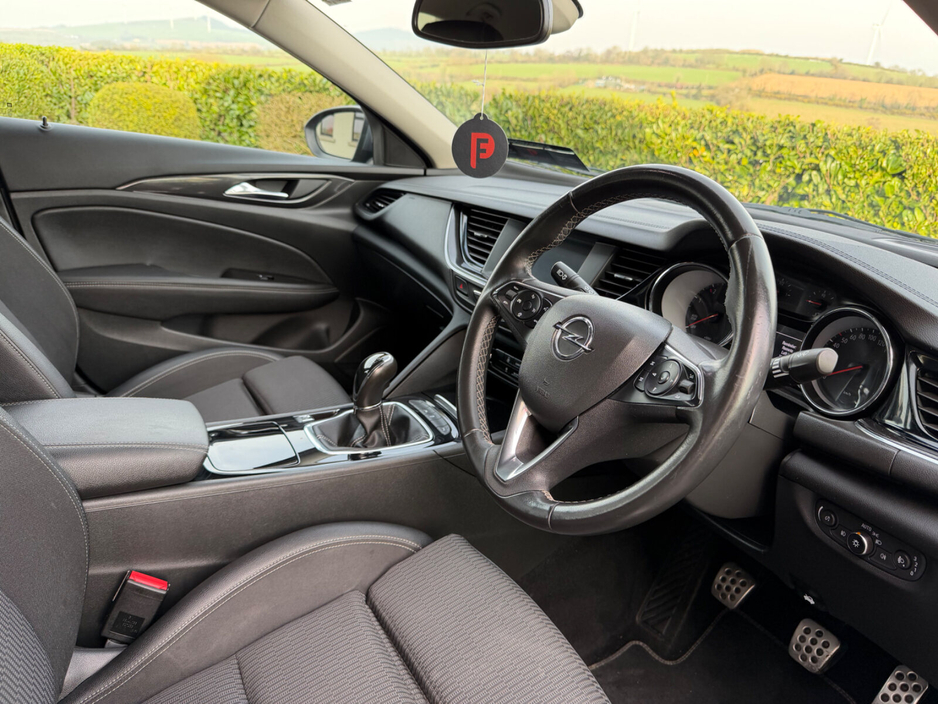 2019 Opel Insignia - image 11