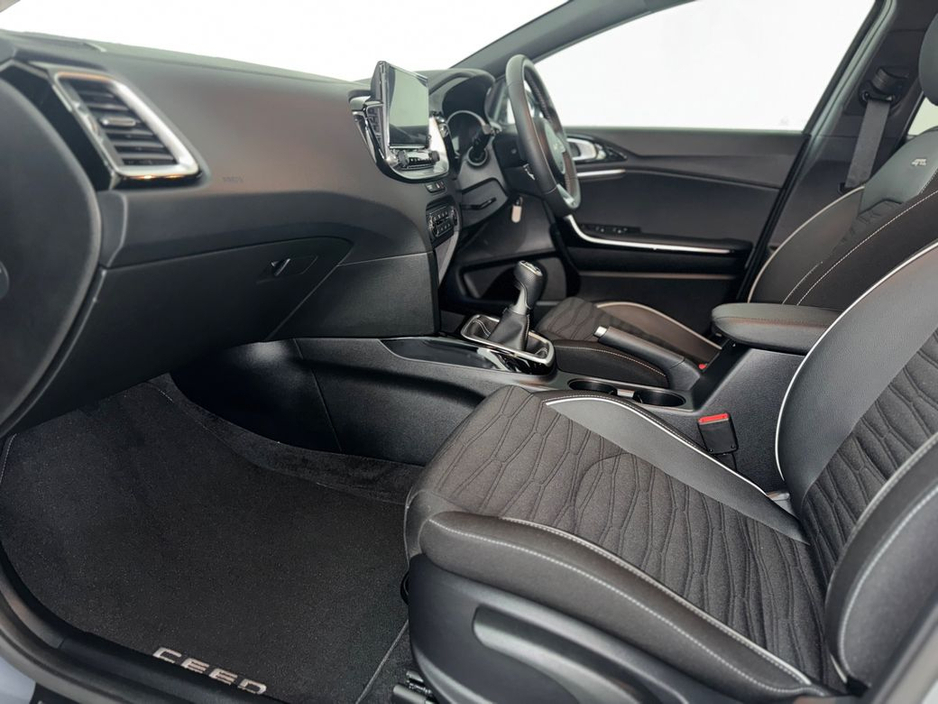 2025 Kia Ceed - image 3