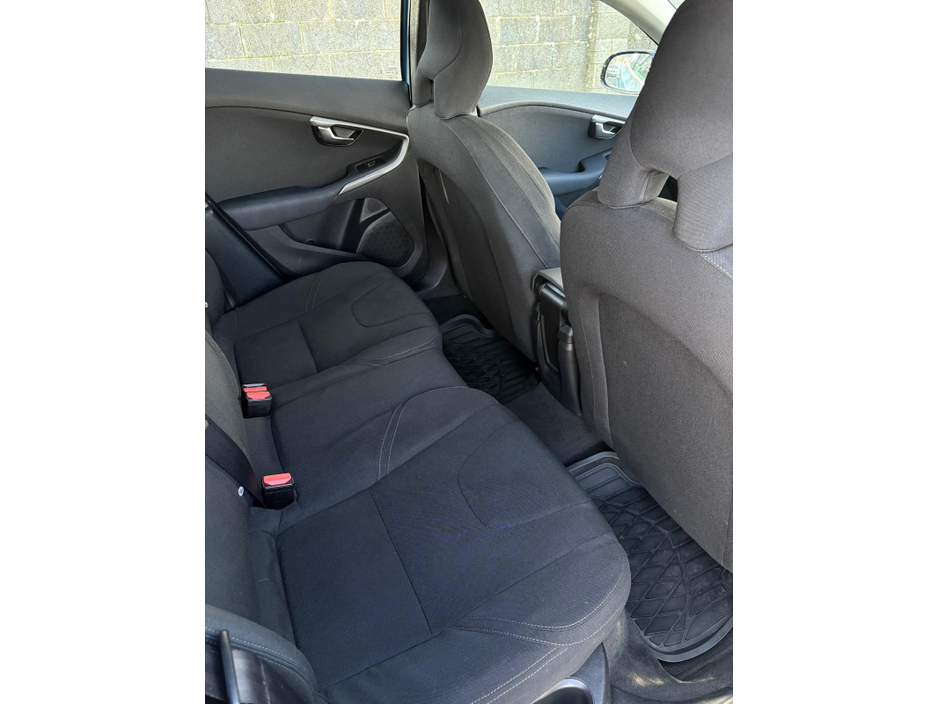 2014 Volvo V40 - image 11