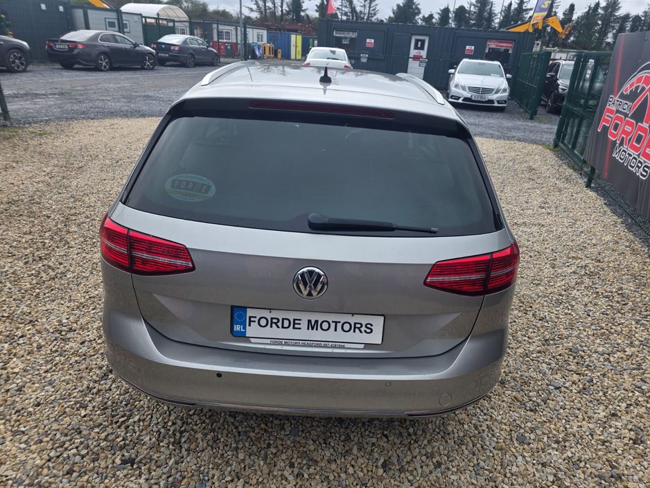 2015 Volkswagen Passat - image 5