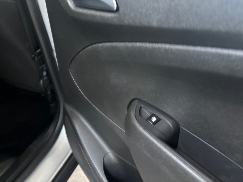 2023 Opel Crossland X - image 13