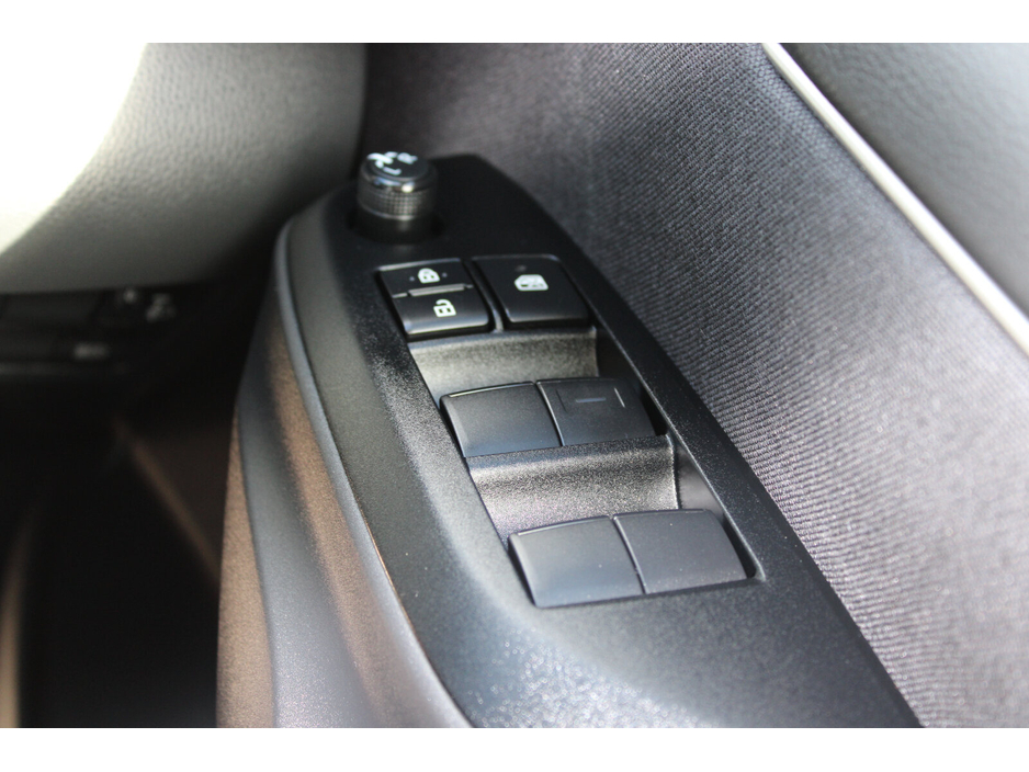 2024 Toyota Yaris - image 25