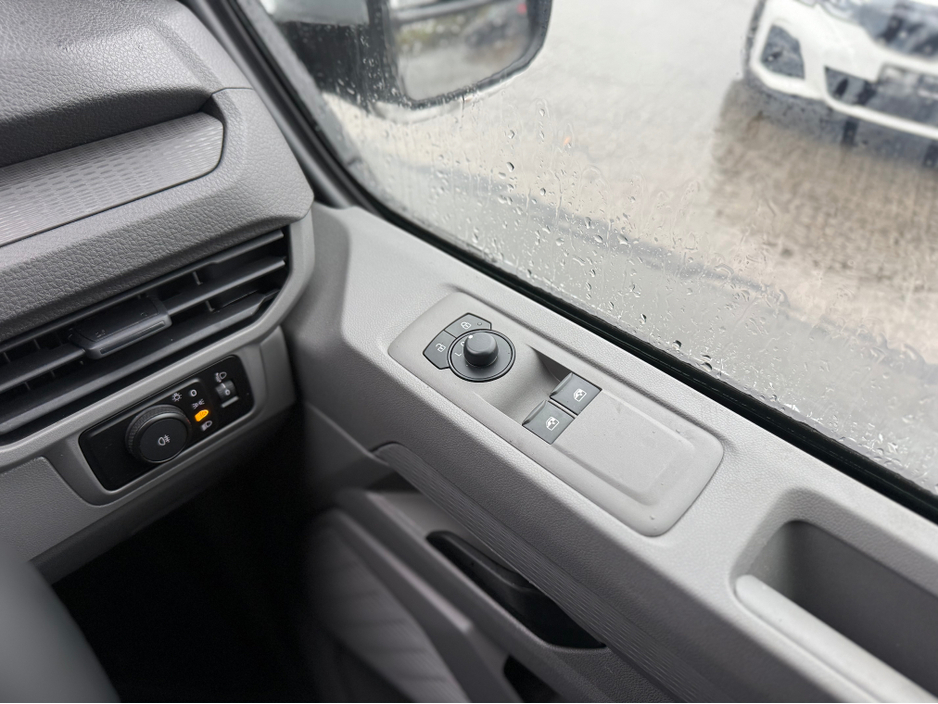 2025 Volkswagen Transporter - image 14