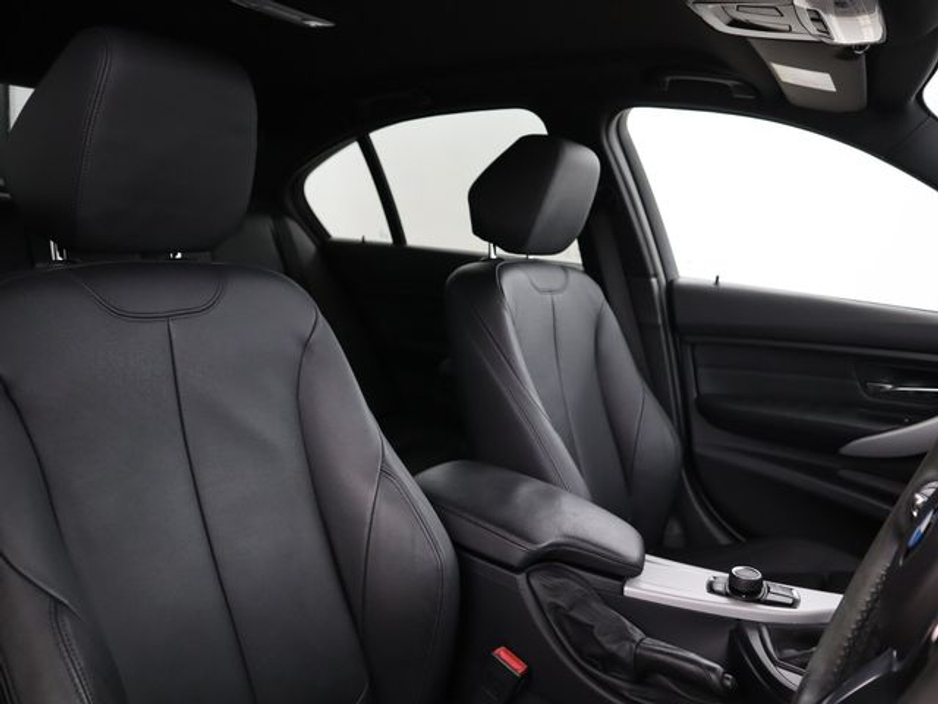 2015 BMW 3 Series - image 10