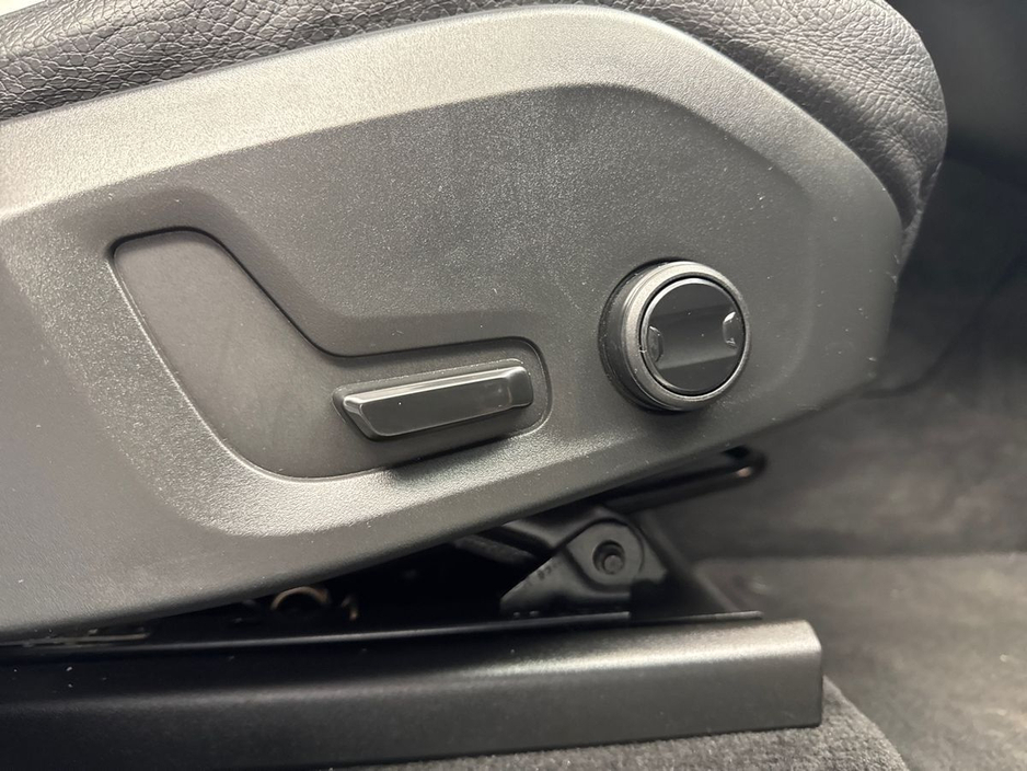 2022 Volvo XC60 - image 24