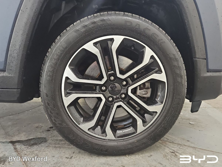 2023 Jeep Compass - image 5