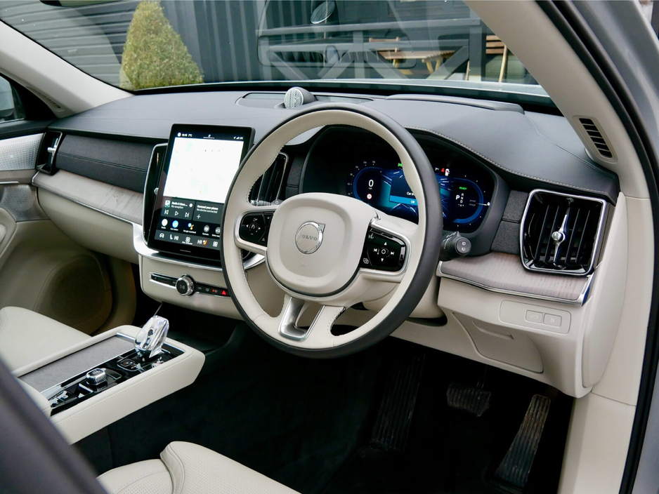 2025 Volvo XC90 T8 PHEV AWD Ultra Bright