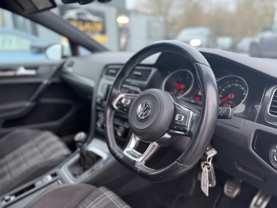 2015 Volkswagen Golf - image 9