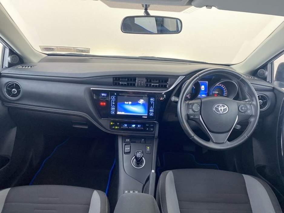 2016 Toyota Auris - image 8
