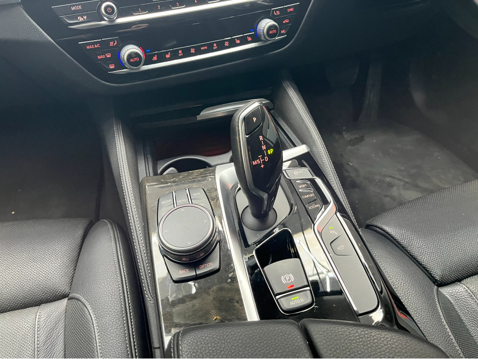 2018 BMW 5 Series - image 23