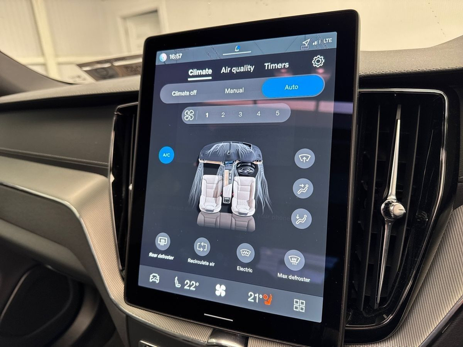 2025 Volvo XC60 - image 20