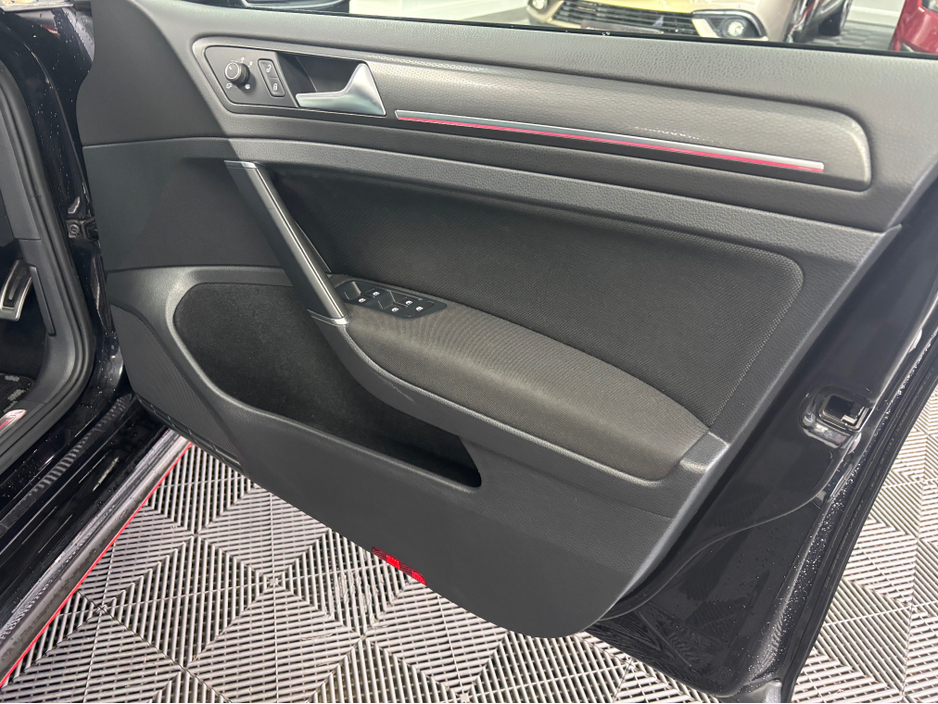 2018 Volkswagen Golf - image 8