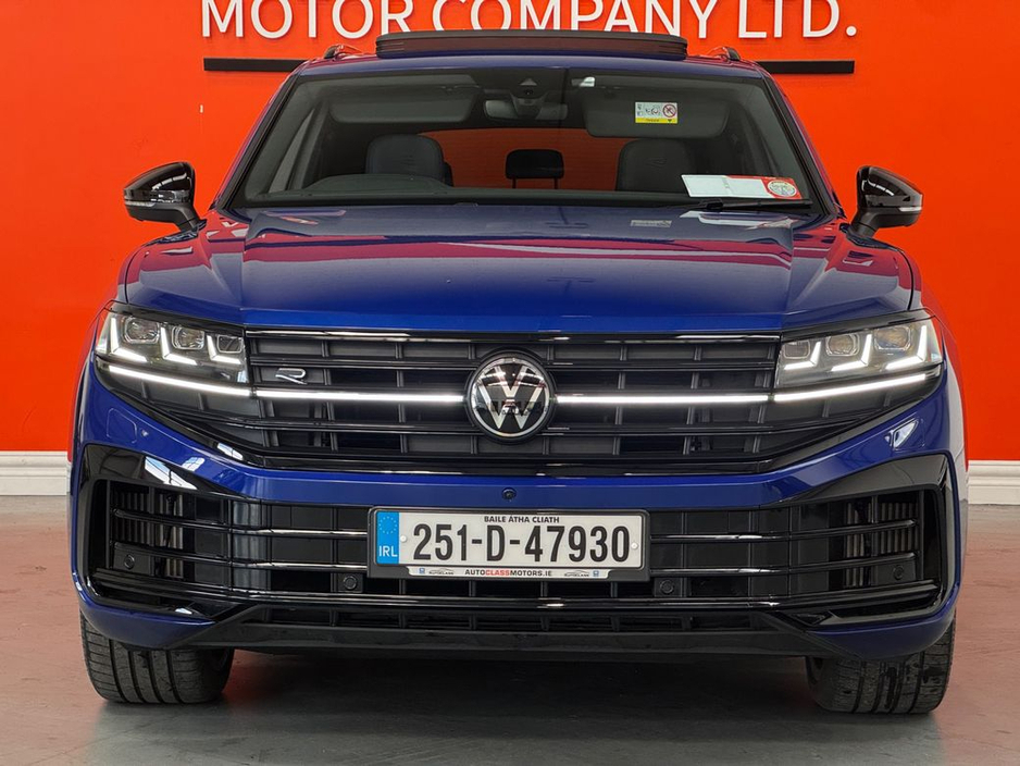 2025 Volkswagen Touareg - image 3