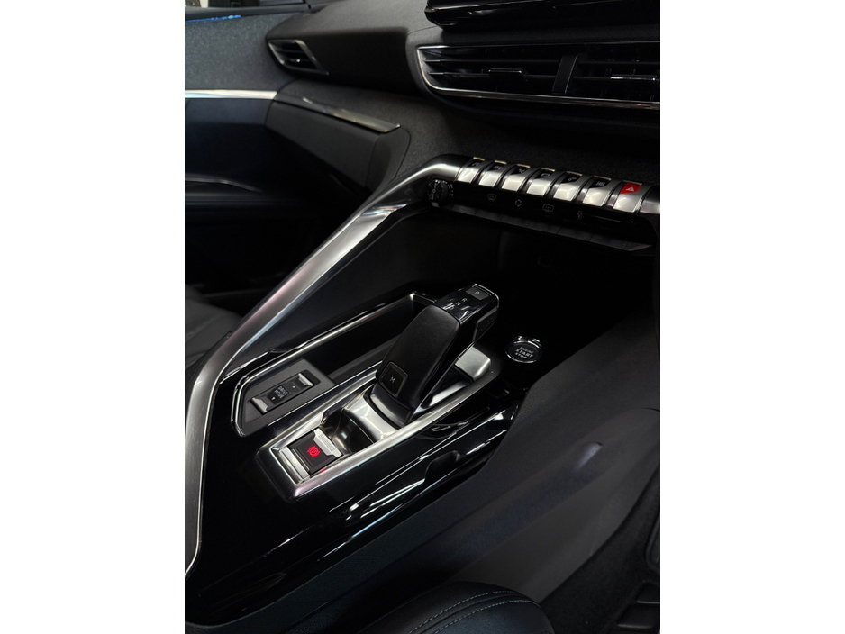 2023 Peugeot 5008 - image 10