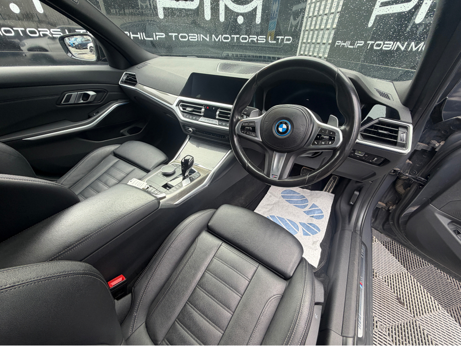 2022 BMW 3 Series - image 14