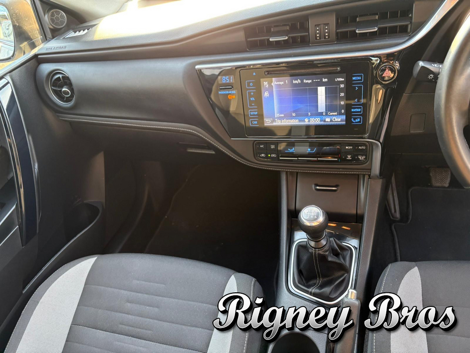 2016 Toyota Auris - image 9