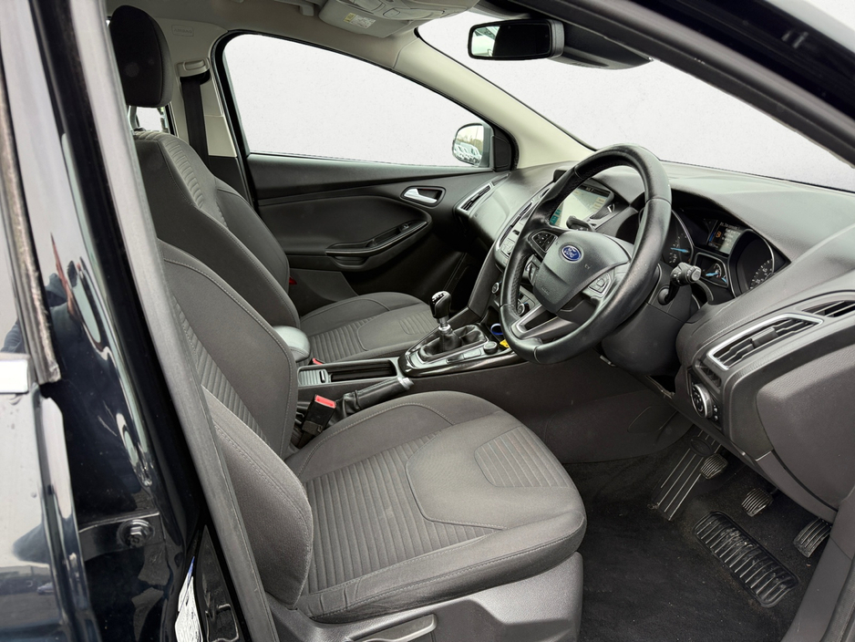 2017 Ford Focus - image 5