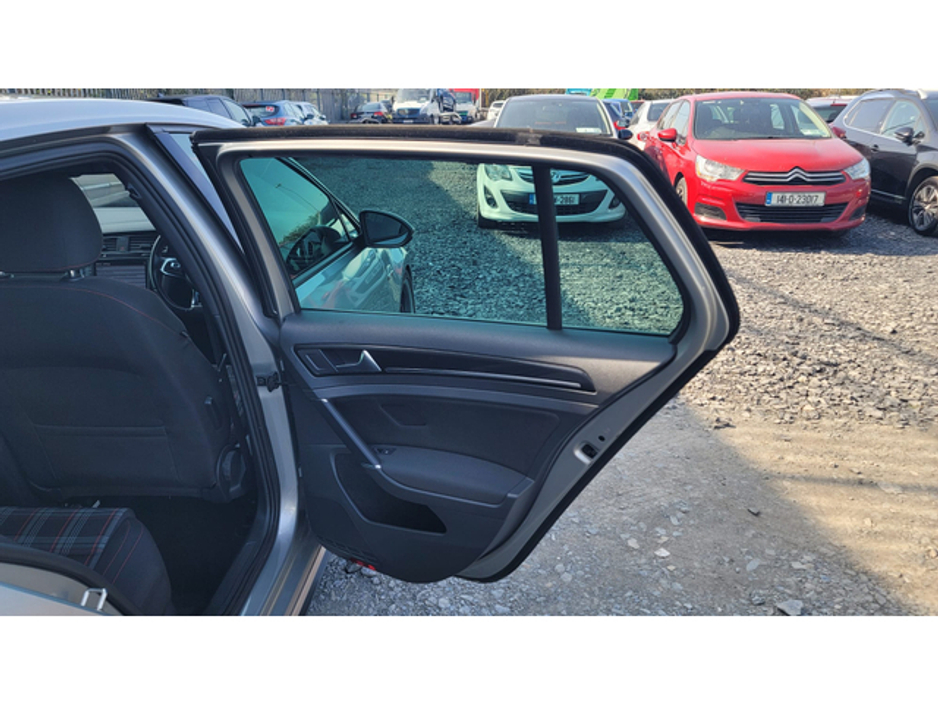 2014 Volkswagen Golf - image 11