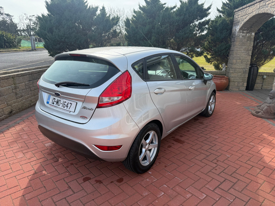 2012 Ford Fiesta - image 10