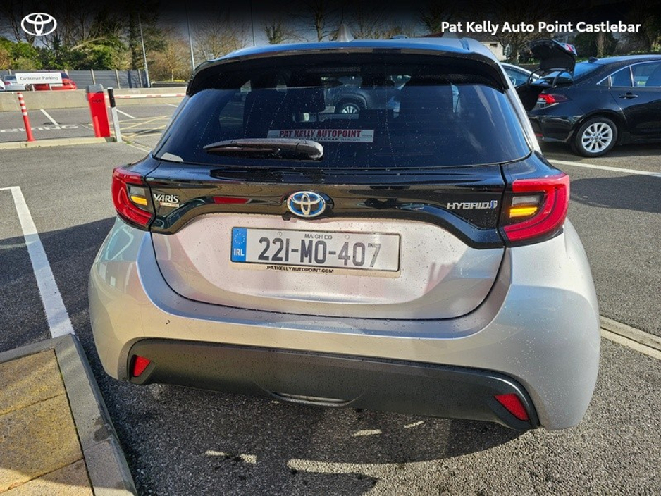 2022 Toyota Yaris - image 4
