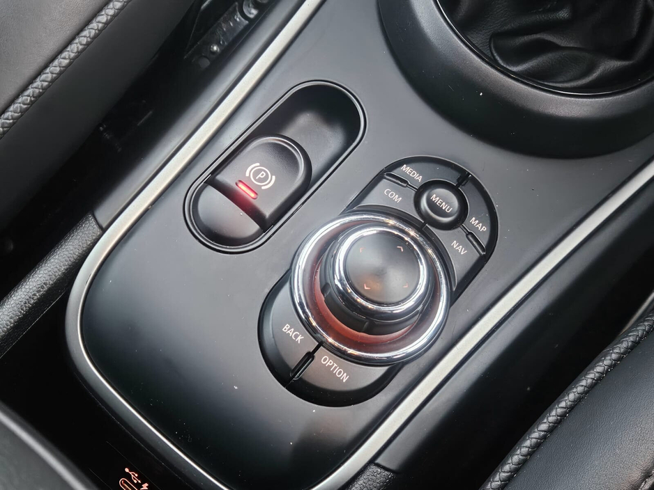 2021 MINI Hatch - image 13