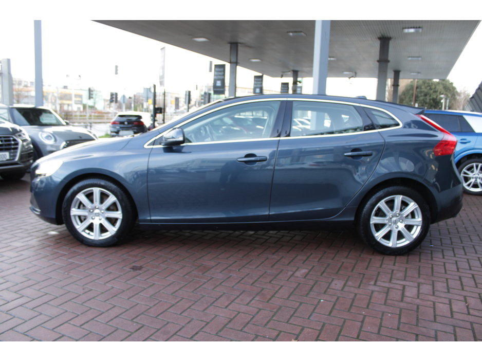 2019 Volvo V40 2.0D4 INSCRIPTION 5DR HATCHBACK AUTO HUGE SPEC  // 1 OWNER CAR // AS NEW CONDITION THROUGHOUT // BUY WITH CONFIDENCE AA AND SIMI APPROVED DEALER 2026 // FINANCE ARRANGED // €19,950