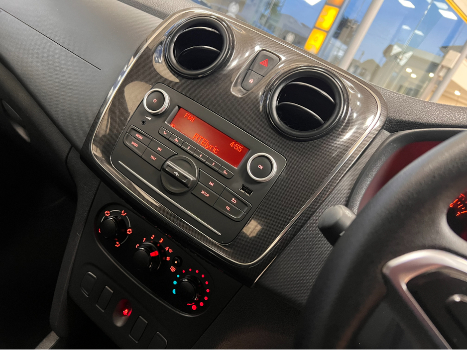 2020 Dacia Sandero Only 39,000 Kms Low Kms As New 2020 Dacia Sandero Petrol Manual www.bolands.ie Est.1955 €11,750