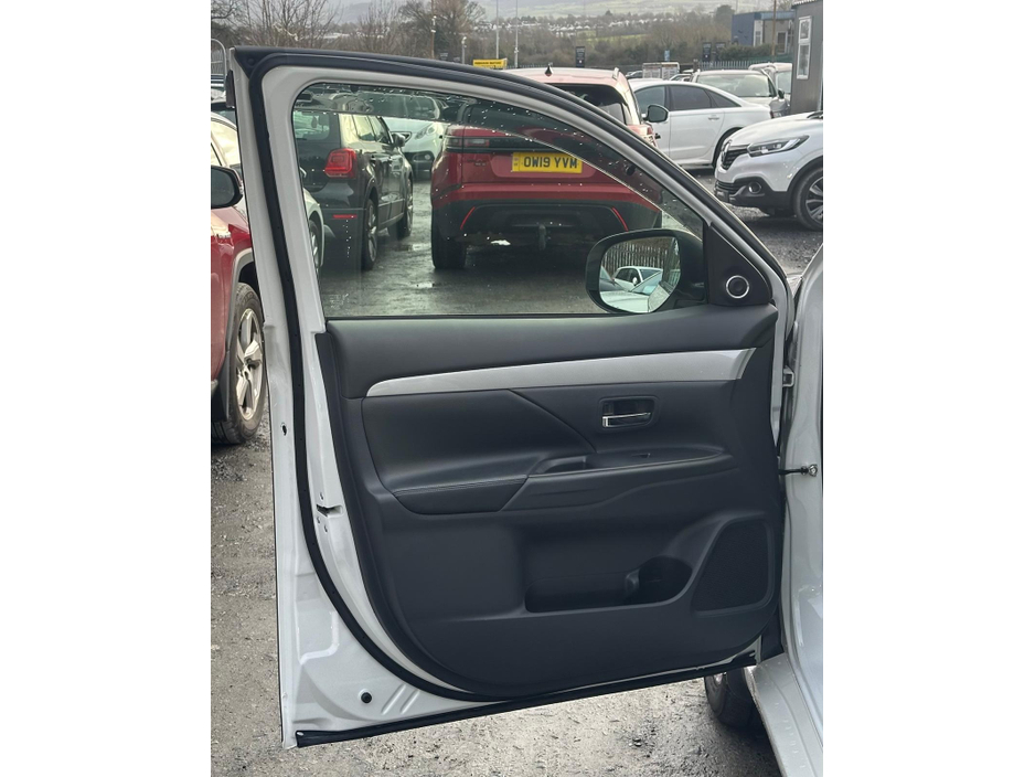 2014 Mitsubishi Outlander - image 14