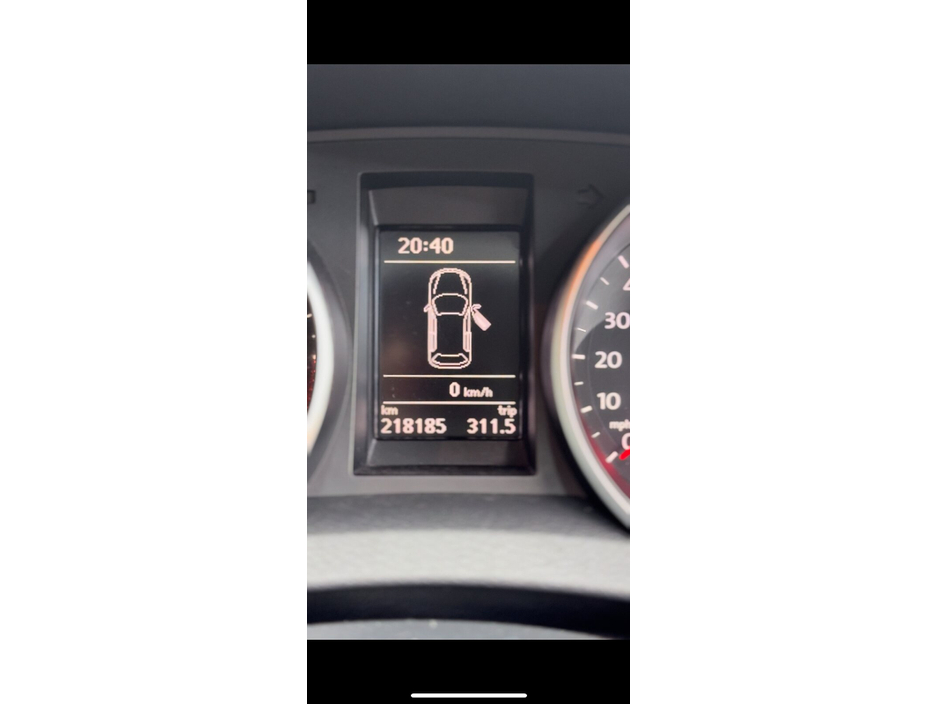 2010 Volkswagen Golf - image 12