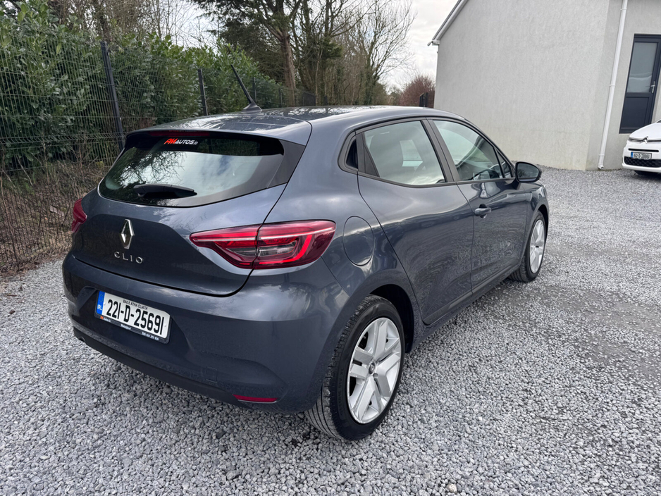 2022 Renault Clio - image 8