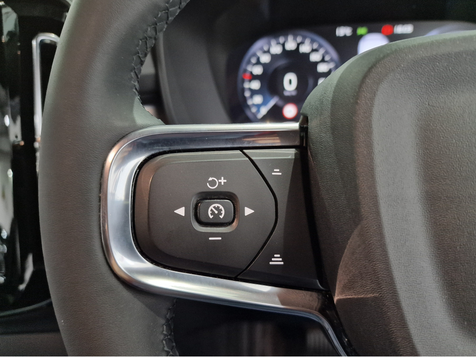 2022 Volvo XC40 T4 PLUS DARK RECHARGE AUTOMATIC **ONE OWNER / APPLE CARPLAY / BLIND SPOT ASSIST / ELECTRIC BOOTLID / HEATED FRONT & REAR SEATS / HEATED STEERING WHEEL / REVERSE CAMERA / WIRELESS PHONE CHARGING** €34,900