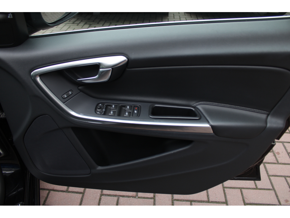 2017 Volvo S60 - image 10