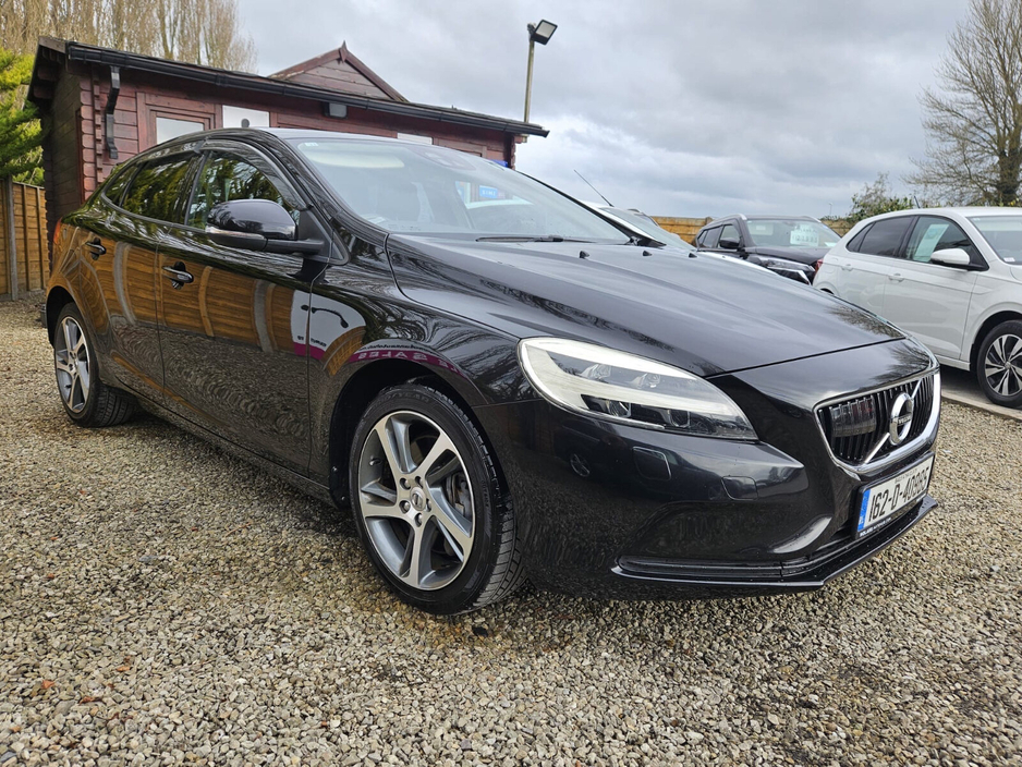 2016 Volvo V40 - image 5